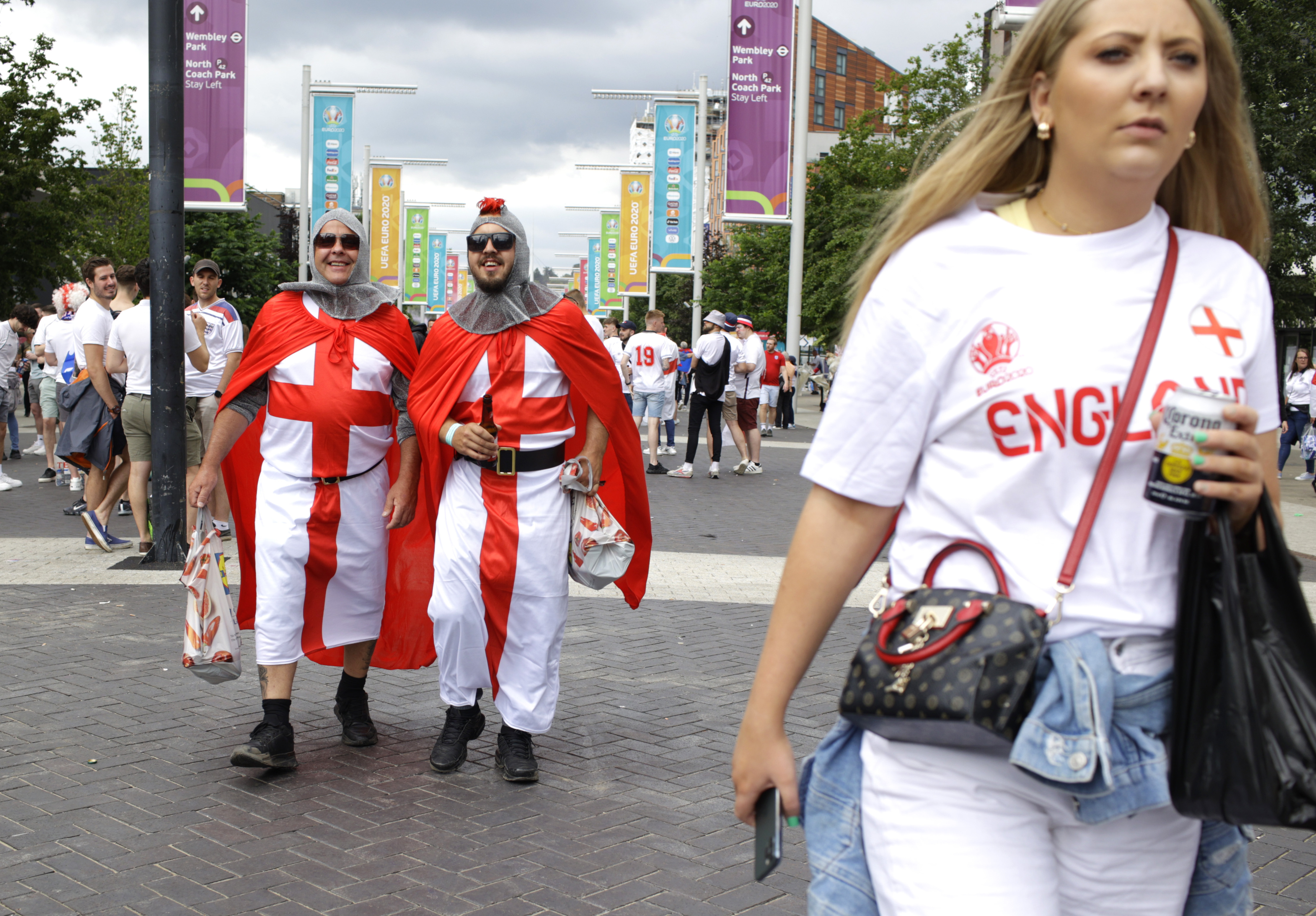 关于欧洲杯预选赛赛场气氛热烈，球迷热情高涨的信息
