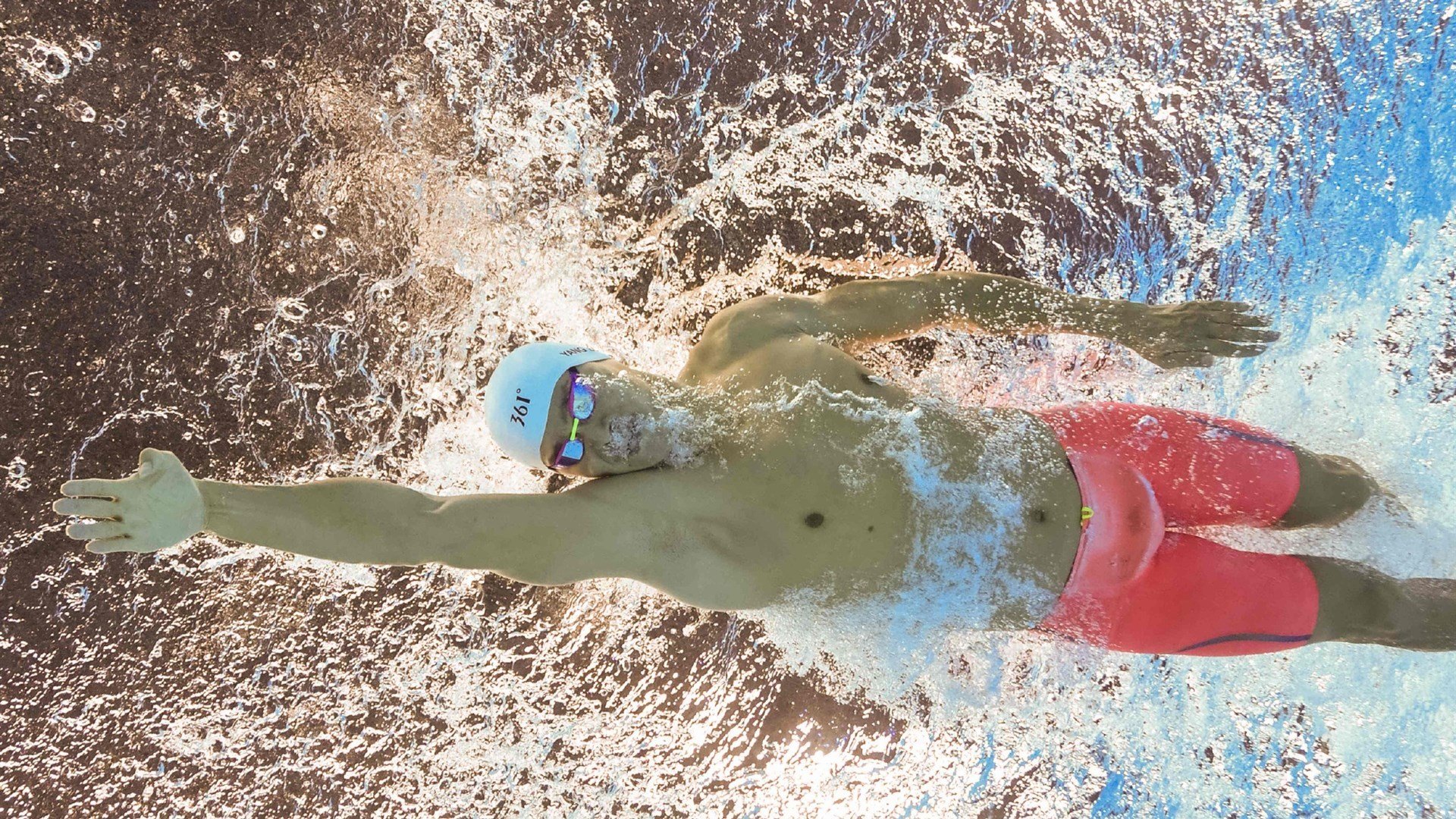 赛道与球场，压力下的冠军之心